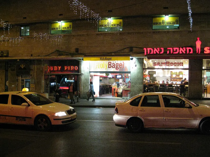 רחוב יפו בירושלים בלילה, חנויות מוארות ומוניות