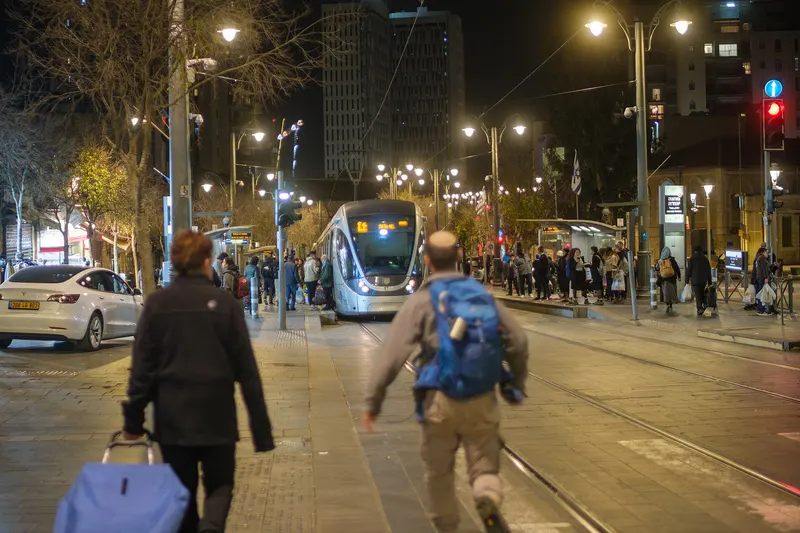 שוק מחנה יהודה בערב, אדם רץ לרכבת הקלה